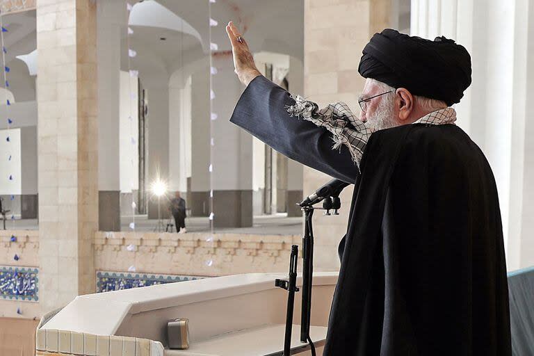 Una imagen proporcionada por la oficina del líder supremo iraní, el ayatollah Ali Khamenei, lo muestra hablando durante la ceremonia de oración del Eid al-Fitr en Teherán el 10 de abril de 2024. 