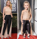 <p>‘Dress like a celebrity’ (Viste como una famosa), así se llama la nueva serie que Alya Chaglar ha comenzado con su hija. De los Globos de Oro recrearon dos estilismos, entre ellos el Stella McCartney que lució Julia Roberts. (Foto: Instagram / <a rel="nofollow noopener" href="https://www.instagram.com/p/BsYDUZhhxPi/" target="_blank" data-ylk="slk:@seasunstefunny;elm:context_link;itc:0;sec:content-canvas" class="link ">@seasunstefunny</a>). </p>