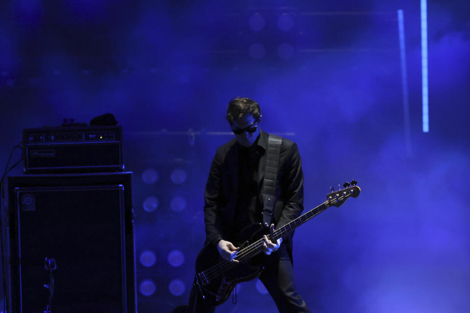 Daniel Kessler, guitarrista de la banda estadounidense Interpol, se presenta en un concierto gratuito en el Zócalo de la Ciudad de México el sábado 20 de abril de 2024. (Foto AP/Ginnette Riquelme)