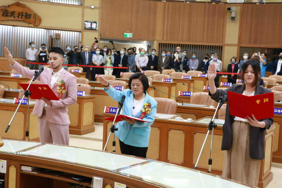 新北市議會遞補議員唐聖捷 (左起)、王明麗、曾柏瑜宣誓就職。   圖：新北市議會/提供