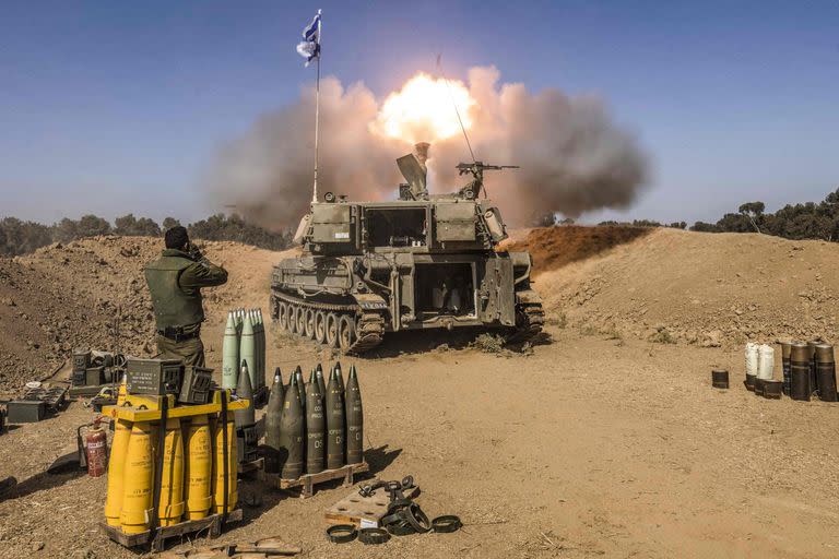 Un soldado del ejército israelí se cubre los oídos mientras un obús de artillería autopropulsado dispara desde una posición cerca de la frontera con la Franja de Gaza en el sur de Israel el 6 de noviembre de 2023 en medio de las batallas en curso entre Israel y el grupo palestino Hamás en la Franja de Gaza.