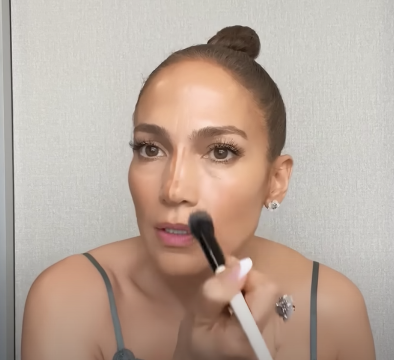 jennifer lopez putting on foundation