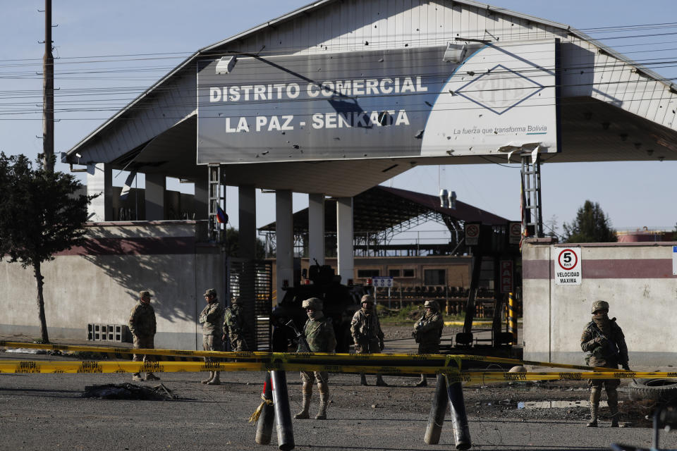 Varios soldados vigilan la planta de combustible de Senkata en El Alto, Bolivia, el viernes 22 de noviembre de 2019. (AP Foto / Natacha Pisarenko)