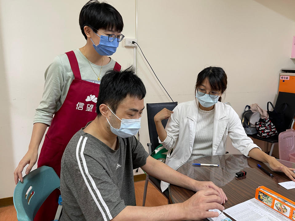 家醫科吳岱芠醫師（右一）為院生做疫苗接種前評估。