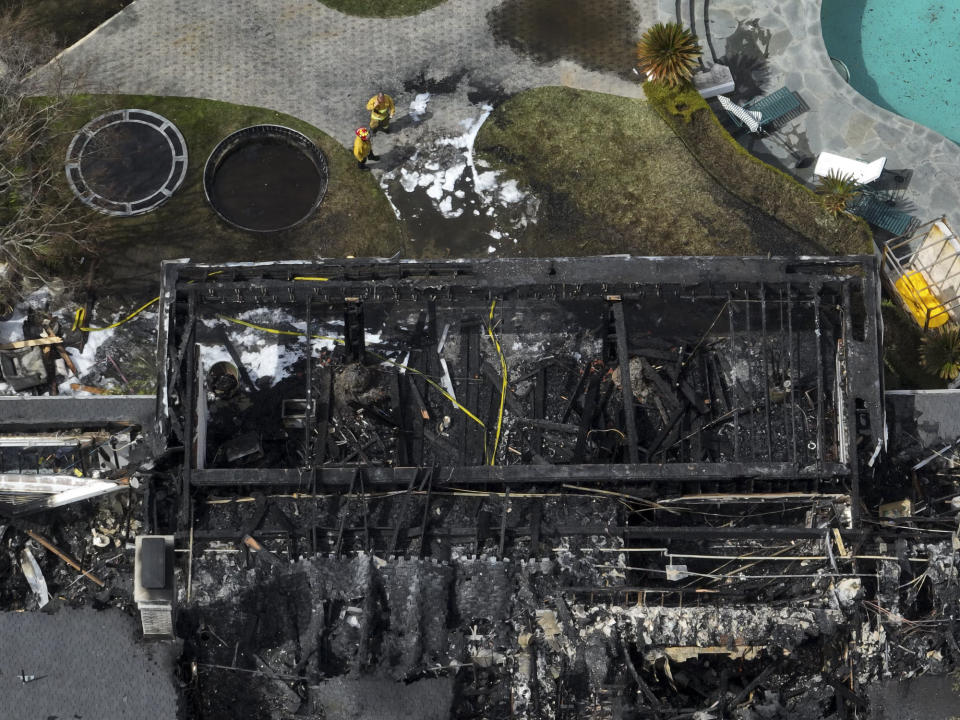 Una vista aérea de una casa dañada por un incendio que aparentemente pertenece a Cara Delevingne, el viernes 15 de marzo de 2024, en la sección Studio City de Los Ángeles. (Foto AP/Jae C. Hong)