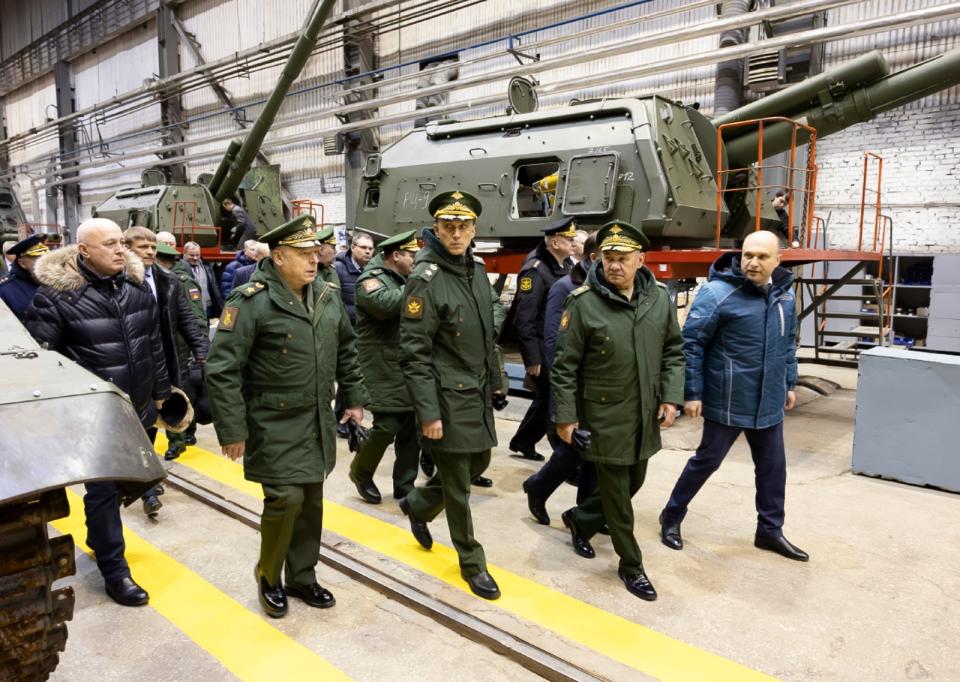 俄羅斯國防部 2024年1月31日發布照片，防長蕭依古（右二）參觀葉卡捷琳堡的烏拉爾運輸機械（Uraltransmash）工廠，該廠專製造自走砲。美聯社