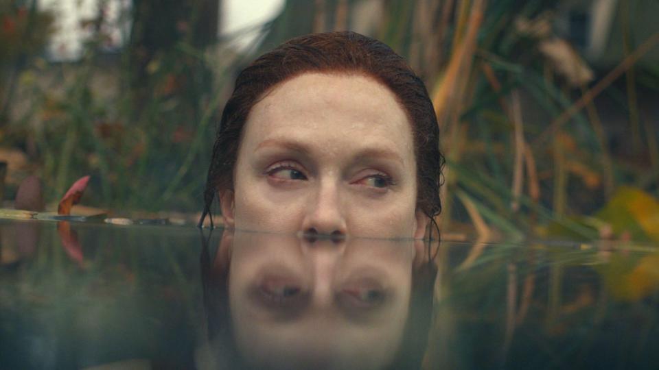 Auch bei Apple TV+ finden Stephen-King-Fans seit 2021 Stoff: die Serie "Lisey's Story". In dem Psychodrama wird Julianne Moore in der Titelrolle nach dem Tod ihres Mannes (Clive Owen) mit Angstträumen und Botschaften aus einer Parallelwelt konfrontiert. Doch was ist Realität und was Einbildung? Atmosphärisch trumpft die Serie auf, wenngleich die ständigen Zeitsprünge ein wenig irritieren. (Bild: Apple)