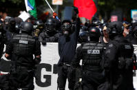 <p>Counterdemonstrators are held back by police, from right-wing supporters of the Patriot Prayer group during a rally in Portland, Ore., Aug. 4, 2018. (Photo: Jim Urquhart/Reuters) </p>