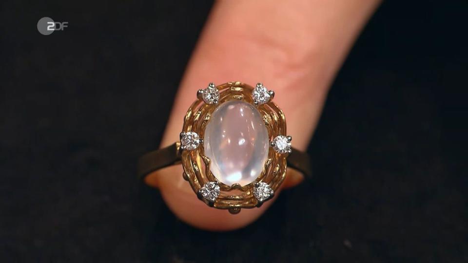 Der Ring mit einem Mondstein und Brillanten aus den 1960er-Jahren wurde auf 400 bis 450 Euro geschätzt. (Bild: ZDF)
