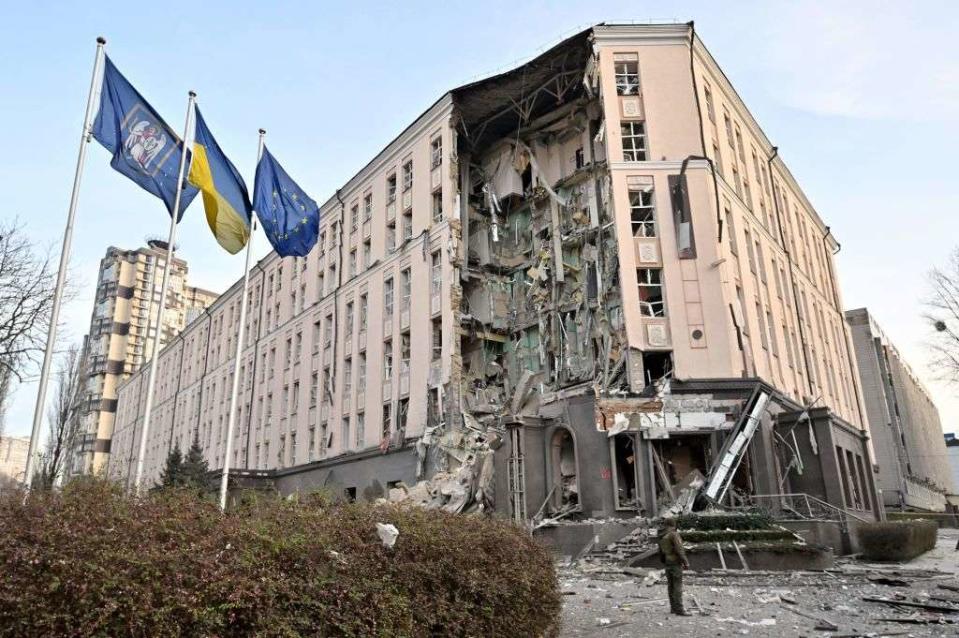 Cet hôtel du centre-ville de Kiev a été totalement éventré par l’une des frappes russes qui a visé la capitale, samedi 31 décembre.