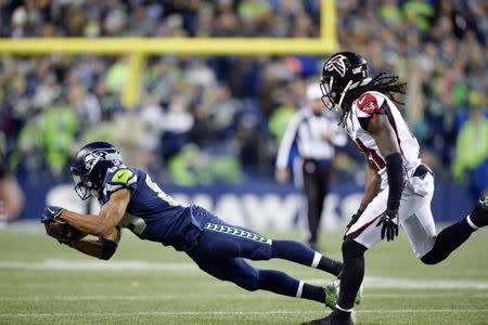 Nov 20, 2017; Seattle, WA, USA; Seattle Seahawks wide receiver Doug Baldwin (89) catches a pass against the Atlanta Falcons during the first half at CenturyLink Field. Atlanta defeated Seattle 34-31. Steven Bisig-USA TODAY Sports