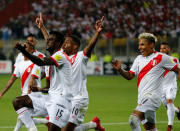 Fútbol - Perú vs Nueva Zelanda - Repechaje clasificatorio al Mundial Rusia 2018 - Estadio Nacional de Lima, Perú - 15 de noviembre, 2017. Christian Ramos (15) de Perú celebra cerca de sus compañeros luego de anotar. REUTERS/Mariana Bazo