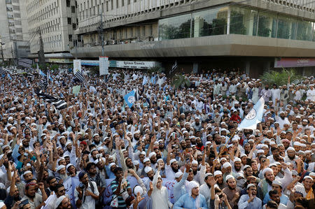 Supporters of the religious party Jamiat-e-Ulema Islam - Fazal-ur Rehman (JUI-F) raise their hands as they chant slogans, after the Supreme Court overturned the conviction of a Christian woman sentenced to death for blasphemy against Islam, during a protest rally in Karachi, Pakistan November 1, 2018. REUTERS/Akhtar Soomro