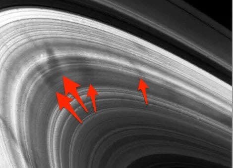 Die Raumsonde Voyager 2 nahm dieses hochauflösende Foto der Saturnspeichen, auf die die roten Pfeile hier zeigen, im Jahr 1981 auf, als sie nur noch 2,5 Millionen Kilometer vom Ringplaneten entfernt war. - Copyright: NASA