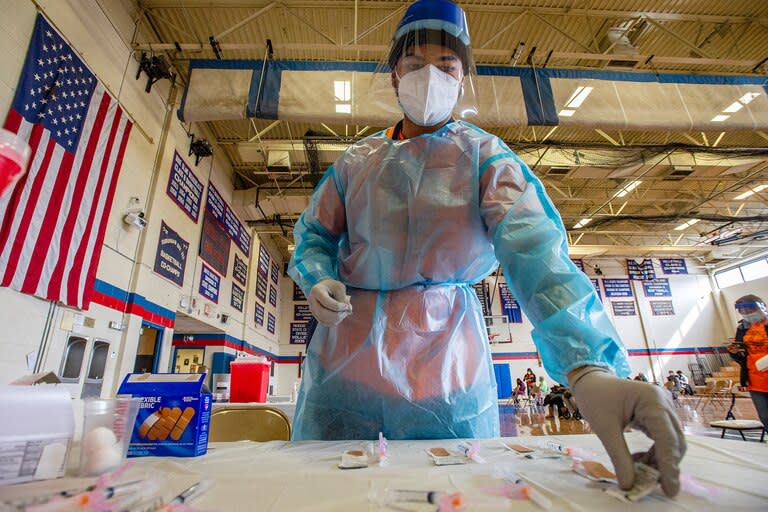 En esta foto de archivo un ex médico del ejército organiza sus jeringas en Central Falls, Rhode Island, el 13 de febrero de 2021