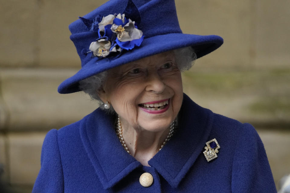 La reina Isabel II de Inglaterra sonríe al salir de un servicio en la Abadía de Westminster para conmemorar el centenario de la Real Legión Británica, el martes 12 de octubre de 2021 en Londres. (AP Photo/Frank Augstein, Pool)