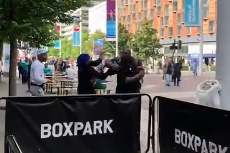 Julius Francis que trabaja como seguridad del BoxPark, de Londres, noqueó a una persona que provocó a todo el staff del lugar