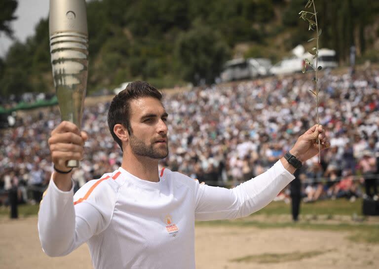 El primer portador de la antorcha fue el remero griego Stefanos Douskos, medallista de oro en Tokio 2020. 