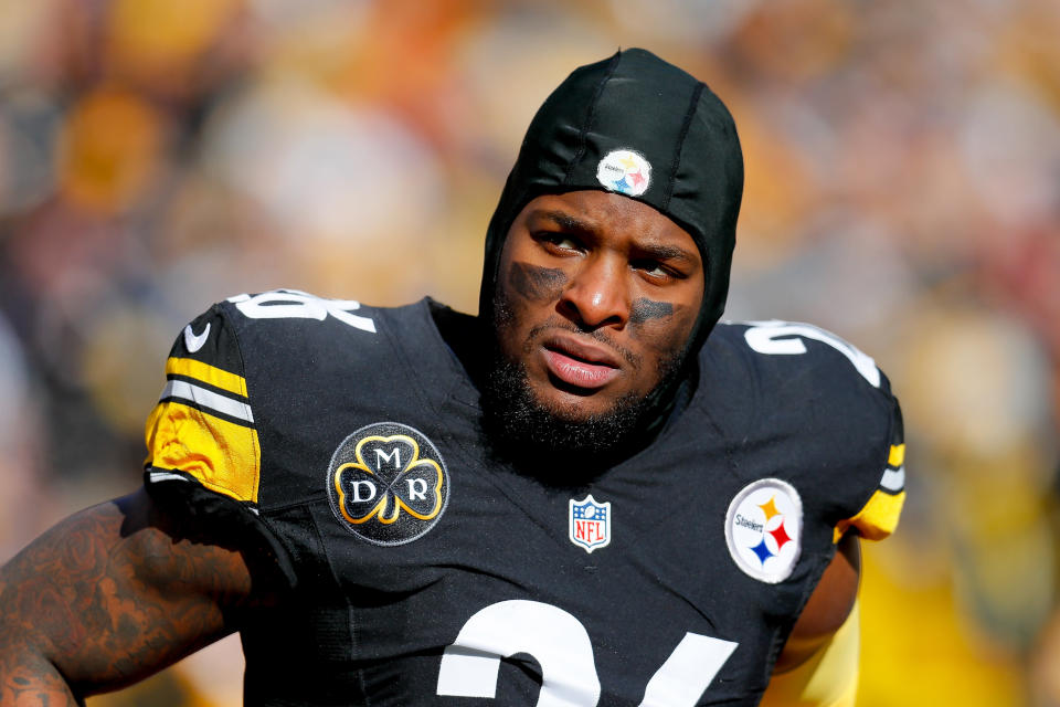 PITTSBURGH, PA - JANUARY 14:  Le'Veon Bell #26 of the Pittsburgh Steelers looks on against the Jacksonville Jaguars during the first half of the AFC Divisional Playoff game at Heinz Field on January 14, 2018 in Pittsburgh, Pennsylvania.  (Photo by Kevin C. Cox/Getty Images)