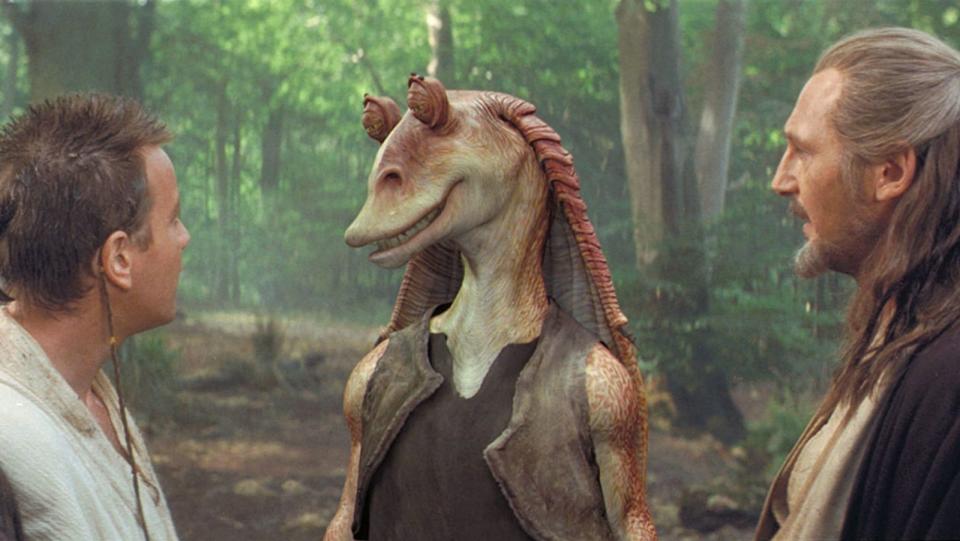 Apropos Jar Jar: Kein Charakter aus dem "Star Wars"-Universum ist mehr verhasst als der schlappohrige Weltraum-Tollpatsch. Dabei hätte er ursprünglich ein niederträchtiger Söldner sein sollen, der Qui-Gon Jinn (Meister von Obi-Wan Kenobi) am Ende verrät. Doch der kindliche Slapstick hat leider über die Ernsthaftigkeit gesiegt. Schwacher Trost: Es wurde für Episode I sogar eine Szene gedreht, in der Jar Jar stirbt ... (Bild: Fox / Lucasfilm Ltd. & TM / Disney All rights reserved)