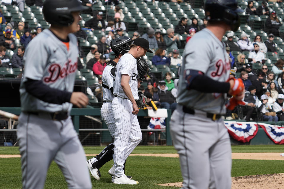 Chicago White Sox starting pitcher Erick Fedde, second from right, listens to catcher Korey Lee as Detroit Tigers second baseman Colt Keith walks to first base during the fourth inning of a baseball game in Chicago, Sunday, March 31, 2024. (AP Photo/Nam Y. Huh)