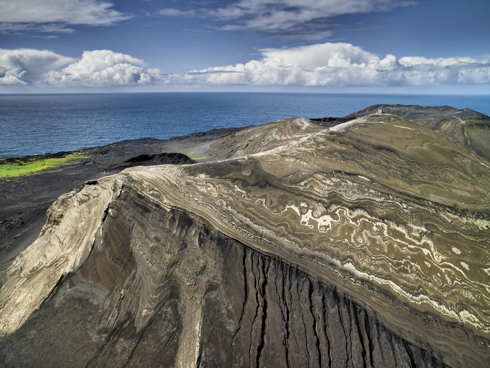 <p>La isla de Surtsey, frente a la costa sur de Islandia, fue creada por erupciones volcánicas submarinas en 1963. La isla se ha conservado como un laboratorio viviente desde 1964, lo que permite a los científicos la oportunidad de estudiar cómo las especies colonizan nuevas masas de tierra sin la interferencia de hombre.</p> <p>Los primeros habitantes de la isla fueron las bacterias, los hongos y el moho. Luego ha aumentado de manera exponencial el número de especies de animales y plantas.</p> <p>La UNESCO calcula que ahora unas 89 especies de aves y 335 invertebrados pueblan la zona.</p> <p>(Getty Images)</p> 