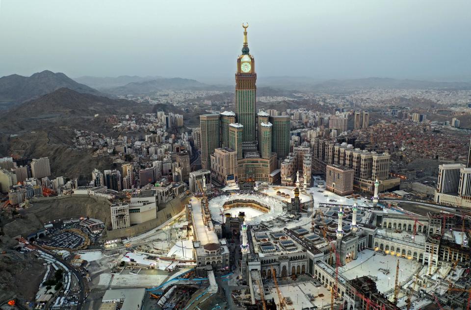 Le "Big Ben saoudien" culmine à <strong>601 mètres</strong> de haut. À noter que le gratte-ciel et son ensemble de buildings abritent le complexe hôtelier le plus grand de la planète.