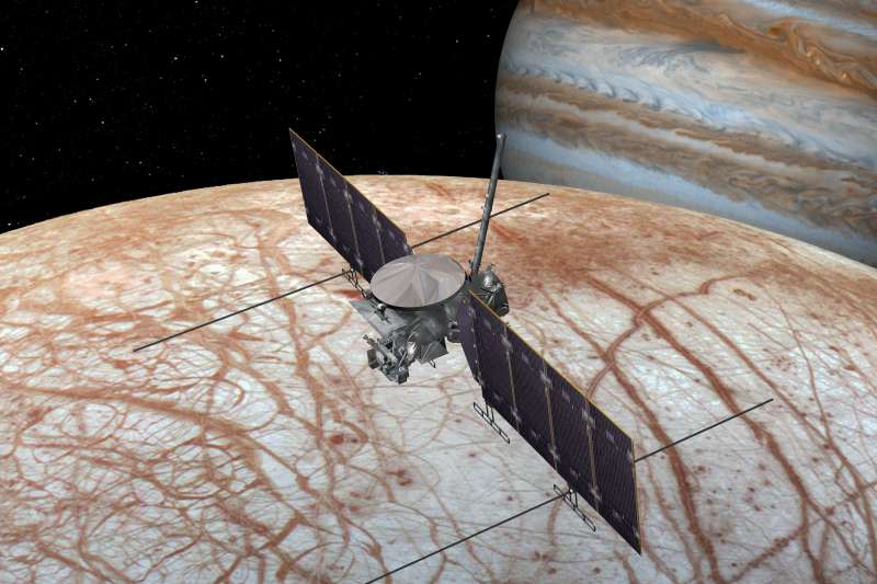 「木衛二快艇號」（Europa Clipper）飛越木星衛星「木衛二」（Europa，歐羅巴）假想圖（NASA）