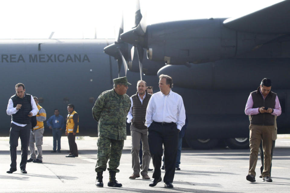 En declaraciones a los medios mientras supervisaba el embarque, el secretario especificó que los vuelos llegarán a Huatulco y a Puerto Escondido, “y desde ahí se van a distribuir alimentos, fundamentalmente maíz, a cinco almacenes rurales, y desde ahí a las tiendas que tenemos en La Costa, que son aproximadamente 375”.