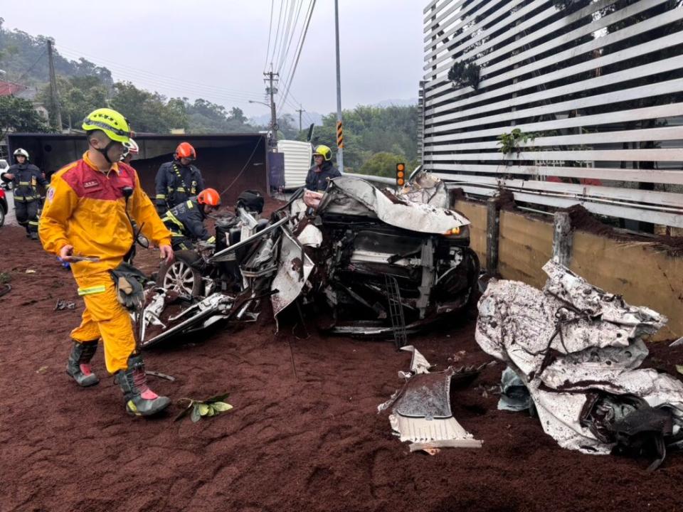 台中市北屯區東山路一輛砂石車經過轉彎路段時失控翻覆，壓到一輛休旅車，造成車上母子命危。翻攝畫面