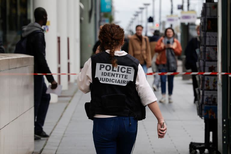 La estación fue evacuada antes de que la policía aislara a la sospechosa (Geoffroy VAN DER HASSELT / AFP)