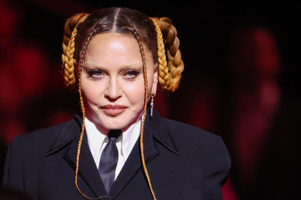 El experto explica que el efecto de hinchazón en el rostro de Madonna, que se vio en su participación de los Grammys, se llama pillow face y esto quiere decir que se usaron demasiados productos de relleno en su rostro. (Photo by Robert Gauthier / Los Angeles Times via Getty Images)