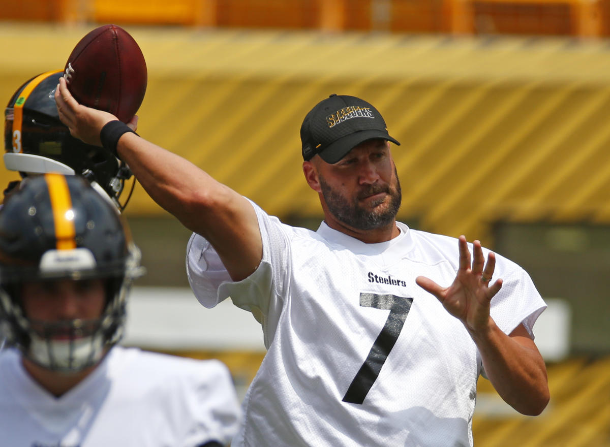 Quaterback Josh Harris of the Cleveland Browns passes the ball before  News Photo - Getty Images