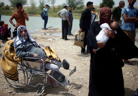 Displaced Iraqis wait to cross the Tigris River by a boat after the bridge has been temporarily closed, in western Mosul, Iraq May 6, 2017. REUTERS/Suhaib Salem