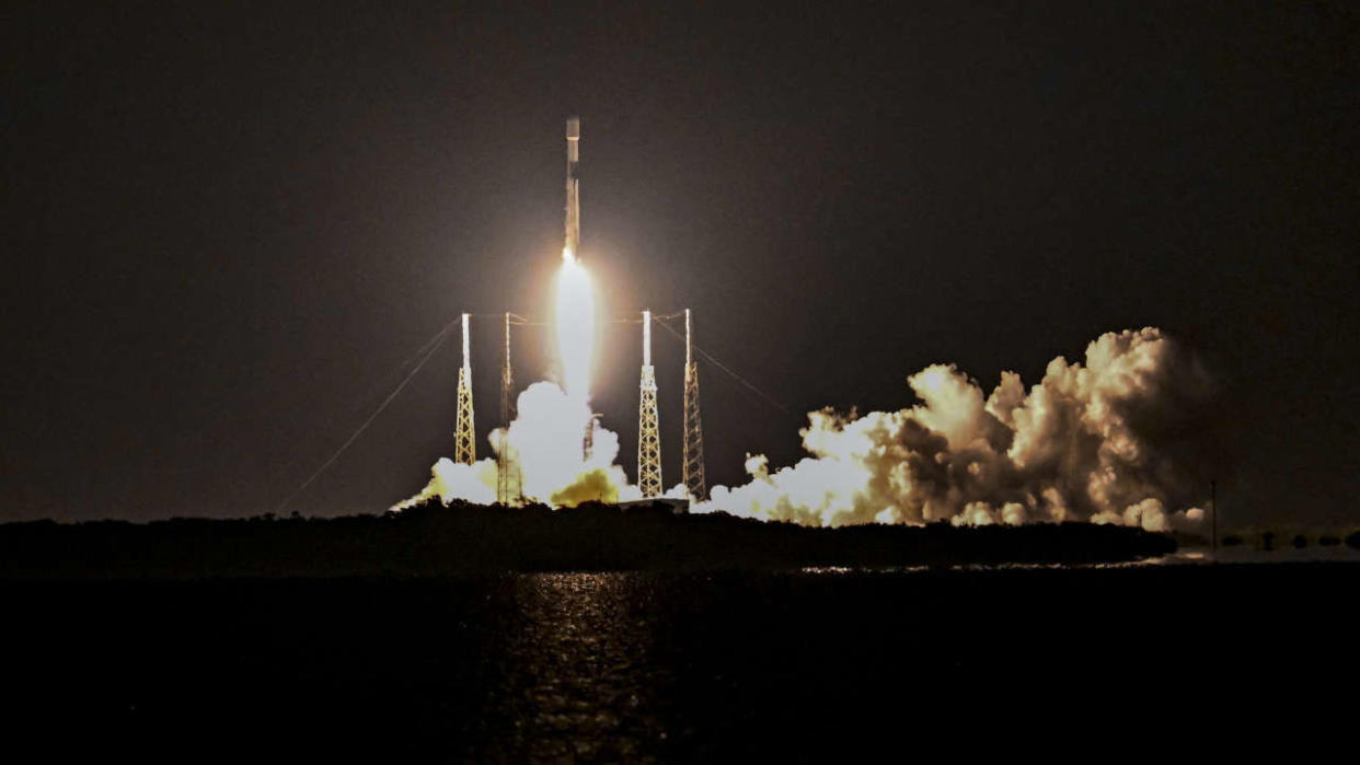 Une fusée SpaceX Falcon 9 transportant la mission Starlink 4-20, lancée depuis Kennedy Space Center de la NASA à Cap Canaveral, en Floride, le 4 septembre 2022.