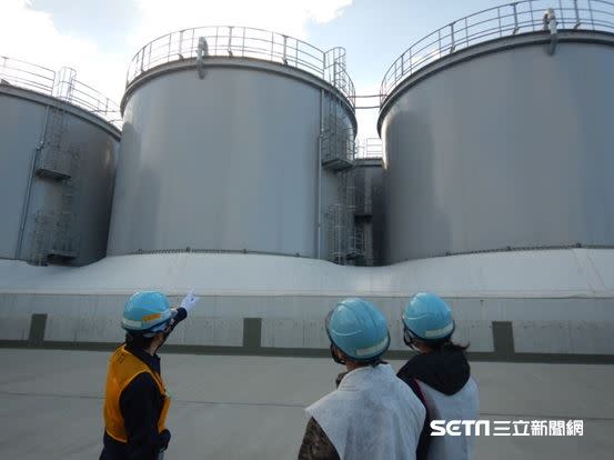 2022年10月進到福島核電廠，工作人員告訴採訪團隊，眼前的儲藏槽就是存放「ALPS處理水」。（資料照／東電授權提供）