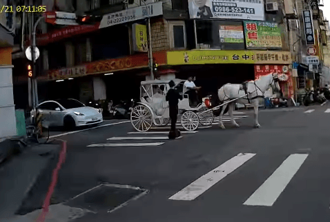 台中騎士被闖紅燈的迎娶馬車嚇到。（翻攝臉書社團爆料公社）