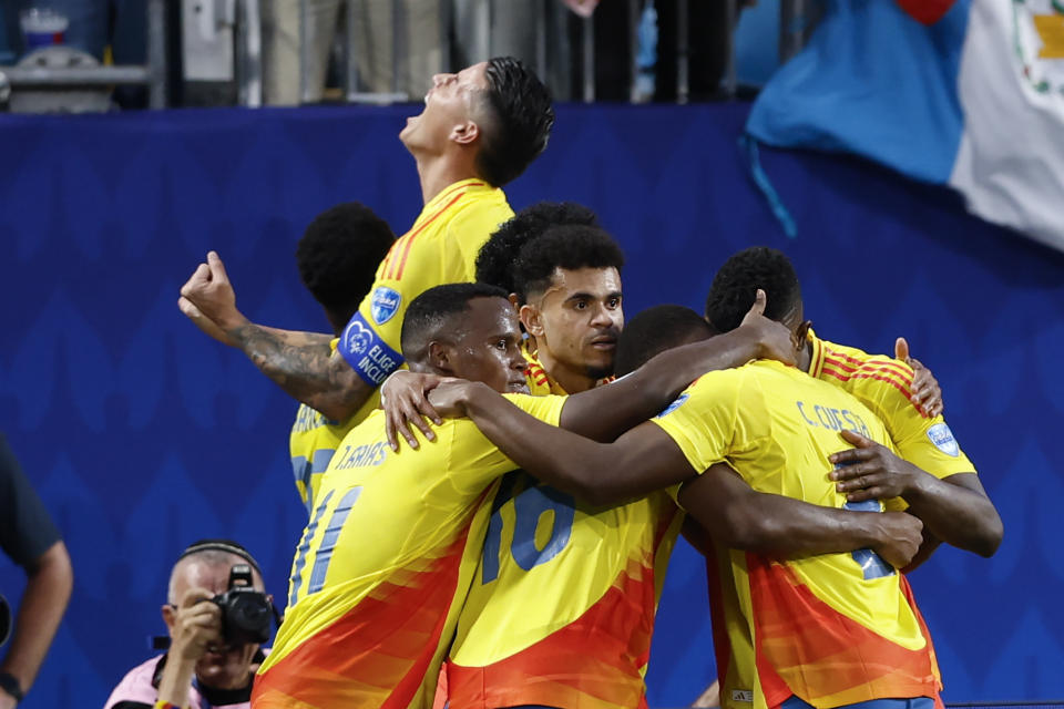 Kolumbiens Spieler feiern das Tor von Jefferson Lerma gegen Uruguay während eines Halbfinalspiels der Copa America (Bild: Nell Redmond/AP/dpa)