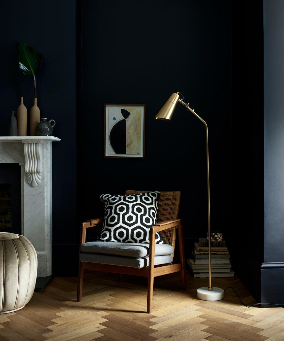 GO BACK TO BLACK WITH YOUR LIVING ROOM PAINT IDEAS