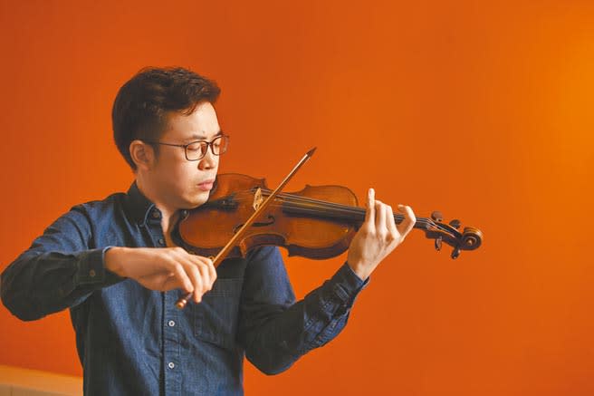 享譽國際的小提琴家黃俊文，現年30歲，畢業於茱莉亞音樂院碩士，曾拿下瑞士汐昂國際小提琴大賽首獎。他說，如果想成為音樂家，你必須問自己對音樂是否有100%的熱情。（鄧博仁攝）