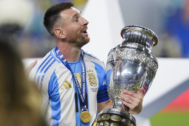 Lionel Messi, con la Copa América que obtuvo por segunda vez en su carrera