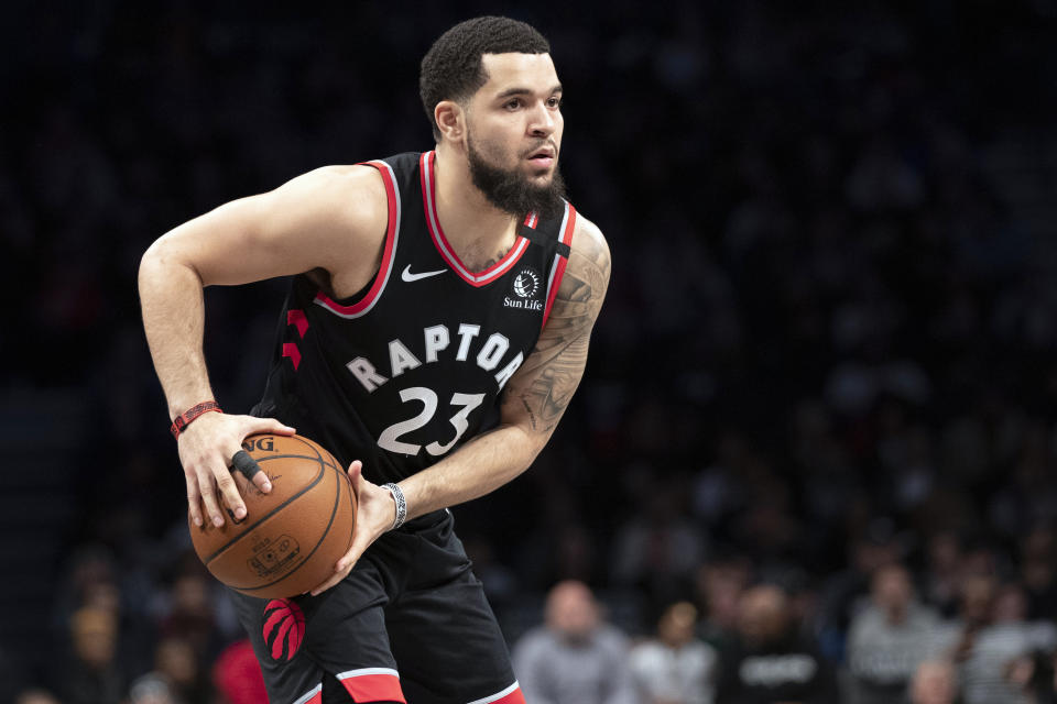 ARCHIVO - En esta foto del 4 de enero de 2020, Fred VanVleet, base de los Raptors de Toronto, busca enviar un pase durante un encuentro ante los Nets de Brooklyn, en Nueva York. el martes 24 de noviembre del 2020 VanVleet está entusiasmado por jugar en Tampa, Florida como sede de los Raptors al menos la primera mitad de la temporada. (AP Foto/Mary Altaffer, archivo)