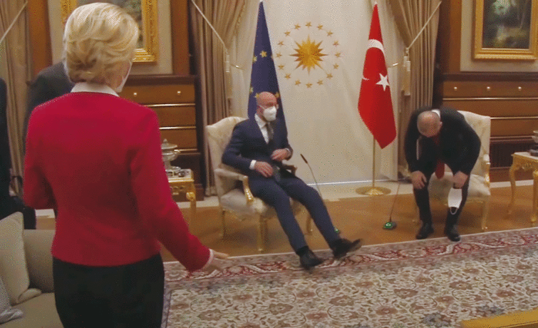 歐盟執委會主席馮德萊恩在與土耳其總統艾爾段的會面中並沒有座位，引發外交禮節爭議。（photo by 推特影片截圖）