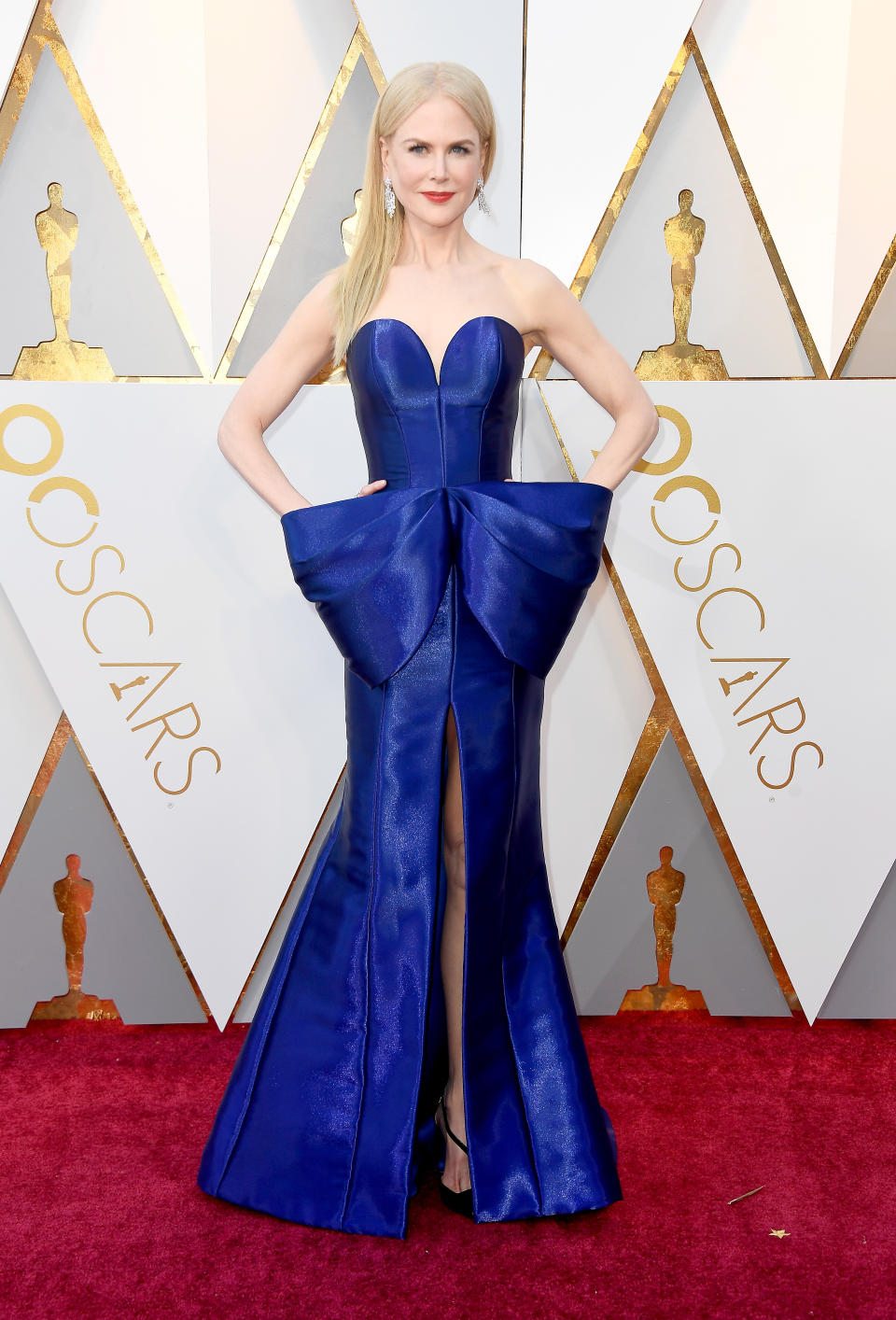 <p>Auch Nicole Kidman überzeugt in Blau. Die Robe von Armani Privé ist mit dem langen Beinschlitz und der vorn aufgesetzten Schleife ein echter Eyecatcher. (Bild: Getty Images) </p>