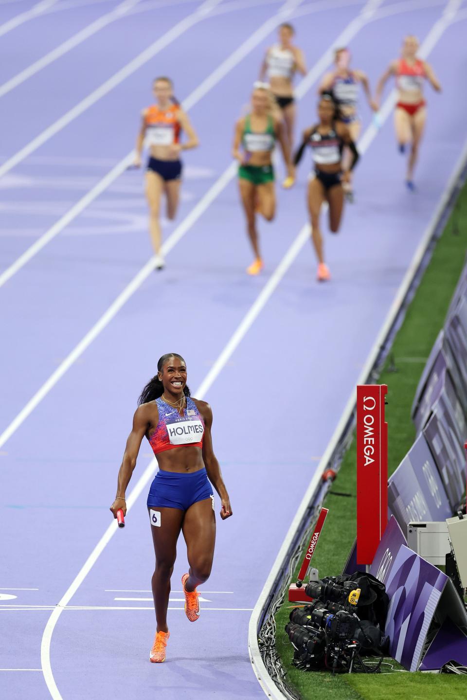 6 astonishing photos of the USA women's 4x400 relay looking like they