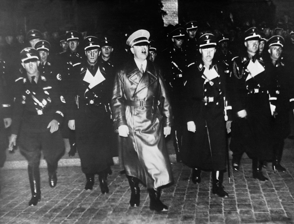 Adolf Hitler arrivant à Hambourg entoure d officiers S.S. avec à sa gauche le Reichssfhrer Heinrich Himmler, pour sa campagne électorale, en 1936. (Photo by KEYSTONE-FRANCE/Gamma-Rapho via Getty Images)