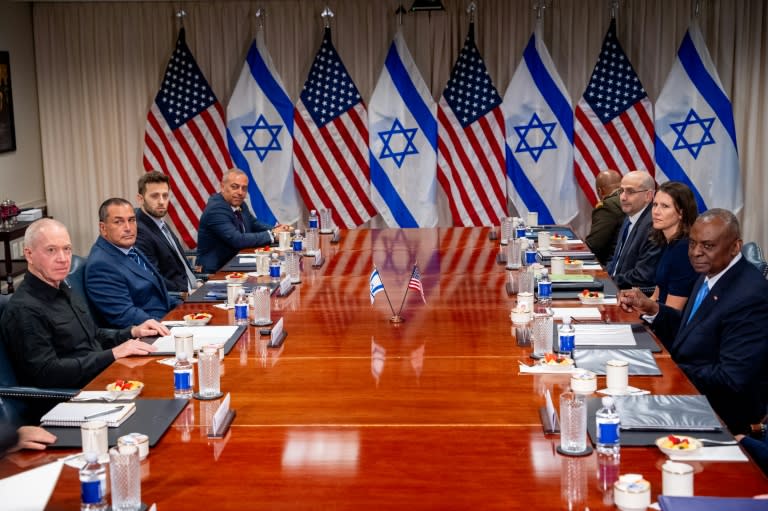 El secretario de Defensa estadounidense, Lloyd Austin (D), se reúne con el ministro de Defensa israelí, Yoav Gallant (I), en el Pentágono el 25 de junio de 2024 en Arlington, Virginia. (Andrew Harnik)