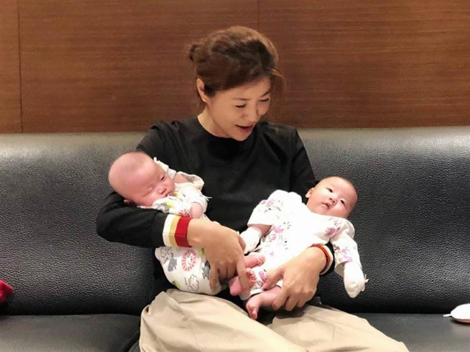 藍委許淑華今天26日PO出雙手抱雙胞胎的照片。(圖/翻攝自 許淑華臉書)
