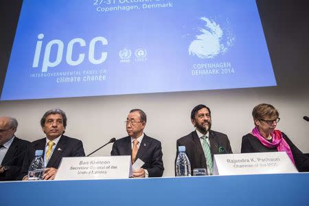 (L-R) Manuel Pulgar-Vidal, Peru's Minister of Environment, U.N. Secretary-General Ban Ki-moon, Intergovernmental Panel on Climate Change (IPCC) Chairman Rajendra Pachauri and Renate Christ, Secretary of the IPCC present the AR5 Synthesis Report during a news conference in Copenhagen, November 2, 2014. Governments can keep climate change in check at manageable costs but will have to cut greenhouse gas emissions to zero by 2100 to limit fast-worsening risks, a U.N. report showed on Sunday. REUTERS/Niels Ahlmann Olesen/Scanpix Denmark