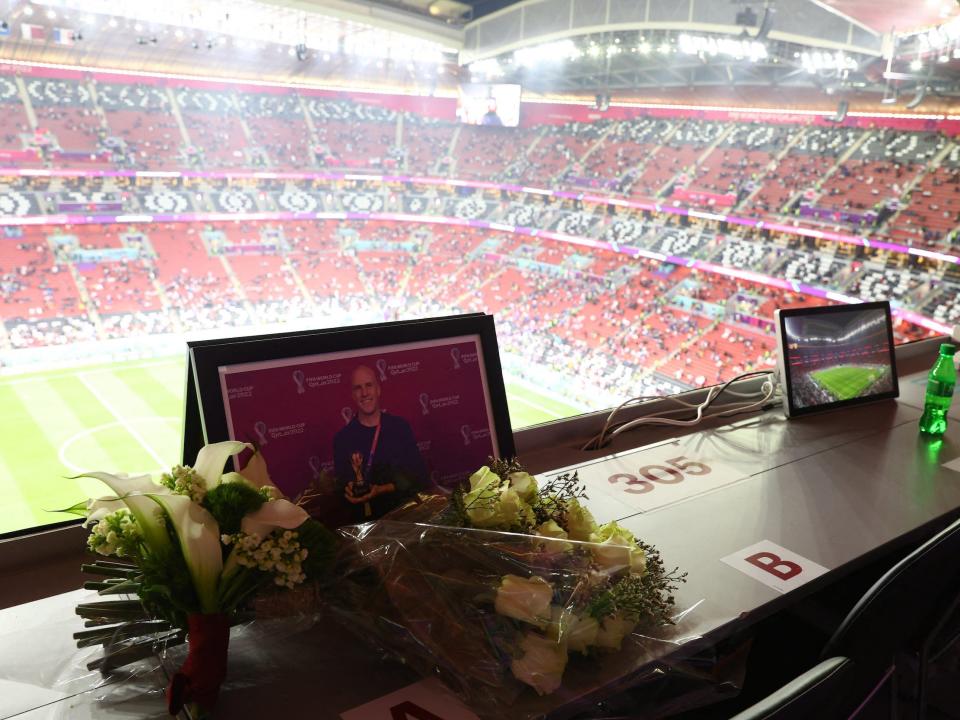 A tribute to Wahl placed at his seat in the media section of the 2022 World Cup stadium.